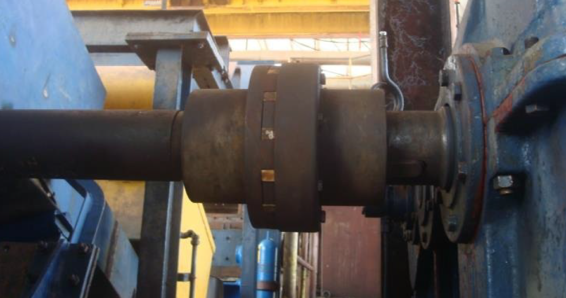 Antares HR elastic coupling installed on a rubber conveyor system in the sugar and ethanol industry, enabling power transmission between the gearbox and drive shaft.