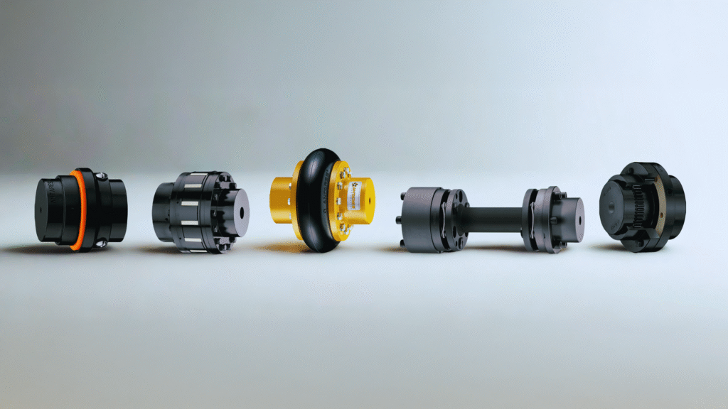 Acoplamientos industriales uno al lado del otro sobre un fondo neutro, mostrando diferentes tipos y configuraciones utilizados para la transmisión de torque en equipos rotativos.