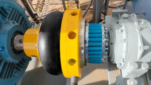 Acoplamento para fabricante de máquinas industriais. Acoplamento flexível do modelo AT LT, produzido pela Antares, instalado com um posicionador em um moinho de martelo, aplicação comum em mineradoras.