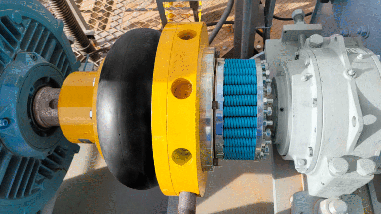 Acoplamento para fabricante de máquinas industriais. Acoplamento flexível do modelo AT LT, produzido pela Antares, instalado com um posicionador em um moinho de martelo, aplicação comum em mineradoras.