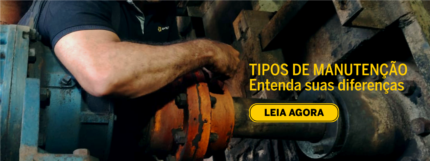 Técnico de manutenção industrial realiza procedimento em acoplamento de engrenagem durante rotina de manutenção em indústria de açúcar, ilustrando um dos tipos de manutenção aplicados no setor.