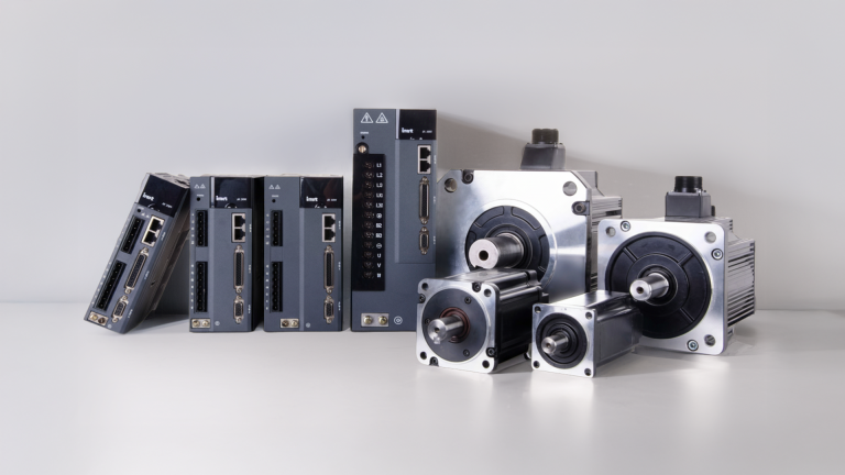 Conjunto de servo motor e drivers industriais de vários tamanhos para automação e controle de movimento.