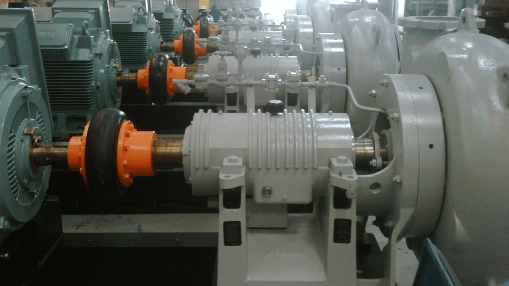 Linha de bombas de processo em planta industrial com acoplamento para bombas de processo em elastômero, instalado entre motor elétrico e bomba. Acoplamento para fabricantes de máquinas industriais