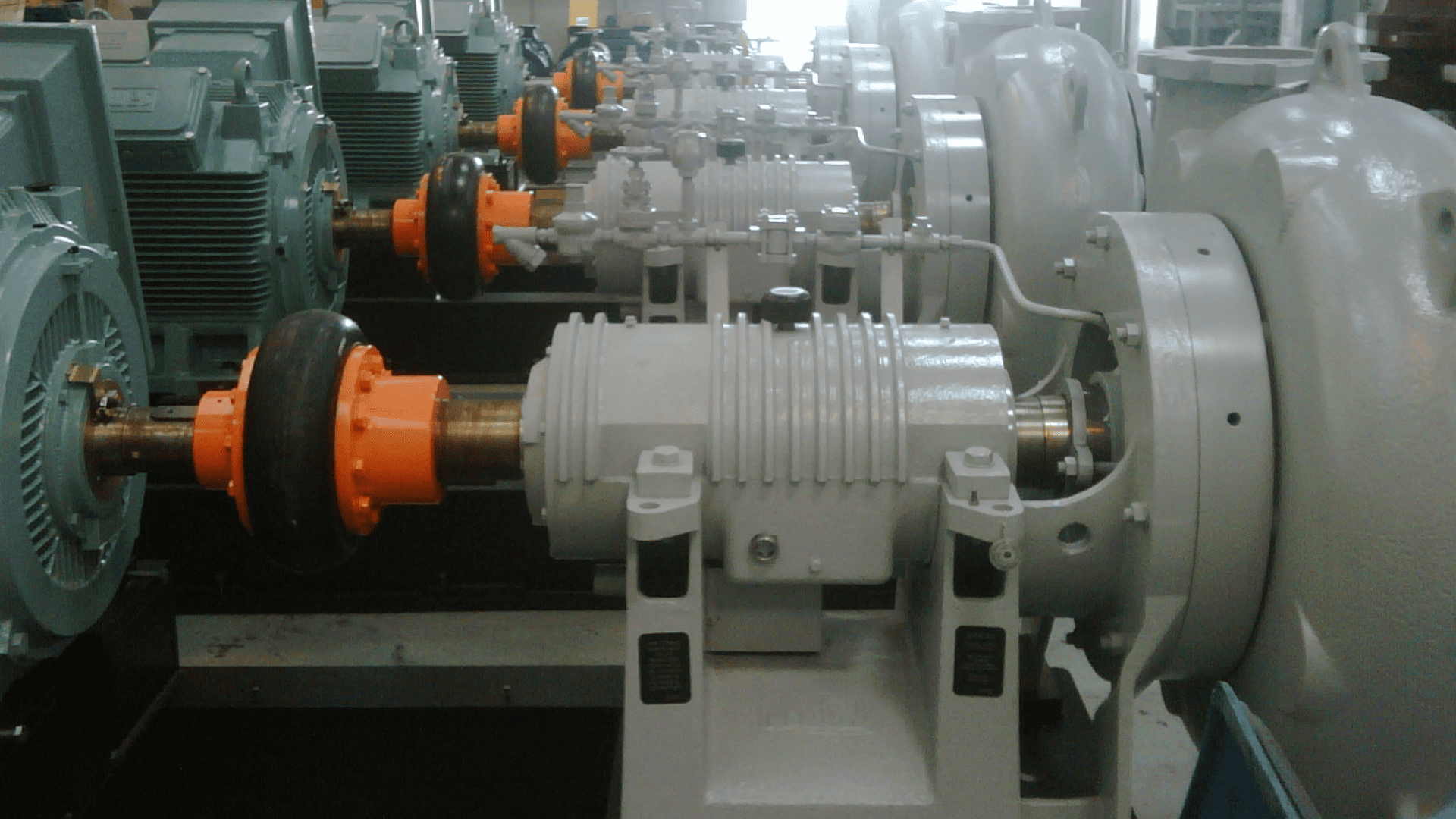 Linha de bombas de processo em planta industrial com acoplamento para bombas de processo em elastômero, instalado entre motor elétrico e bomba.