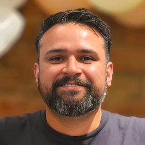 Retrato de Fillipe Rocha, Analista de Marketing da Antares Acoplamentos, especialista em marketing B2B, inbound, SEO e Indústria 4.0.