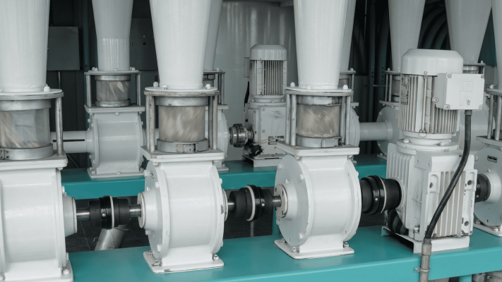 Close eclusas, mostrando os acoplamentos elásticos que conectam os eixos do motor às caixas de engrenagens. Estes componentes, fundamentais para o desempenho da máquina, são exemplos de acoplamentos para moinhos duráveis.