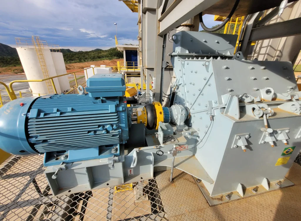 Acoplamento flexível montado entre motor elétrico e redutor, ilustrando a eficiência de transmissão oferecida por fabricante de acoplamentos para o setor industrial.